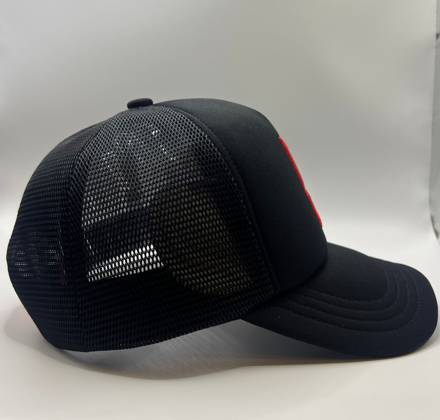 Lunad Black/Red Foam trucker